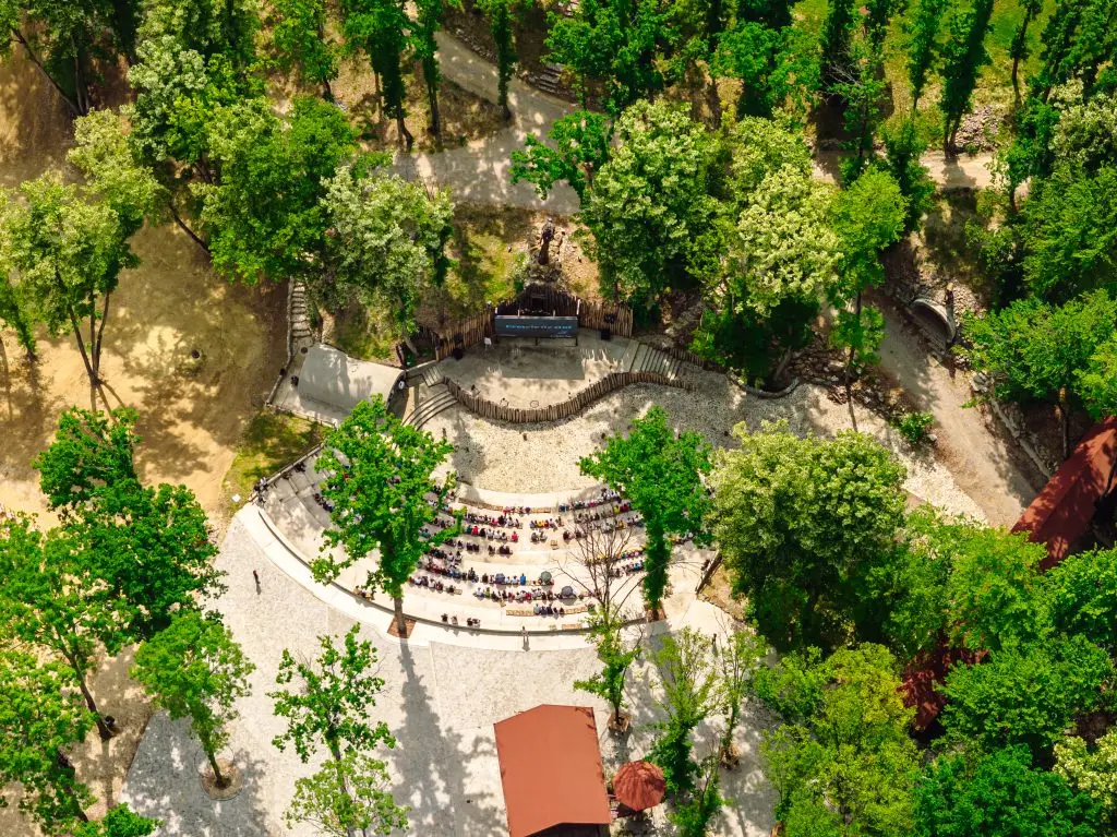 Domeniul Tărâmul Cerbilor văzut din dronă, cu arena în mijlocul pădurii