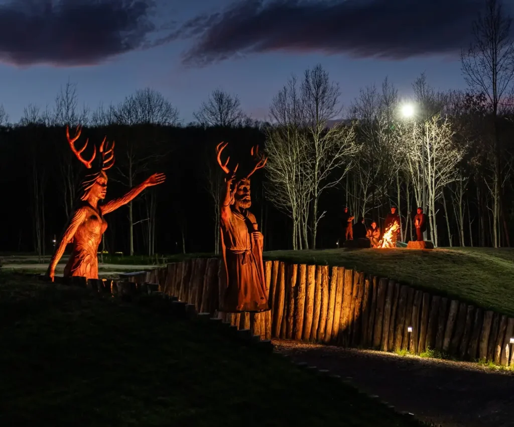 Sculpturile-cerbi iluminate la focul de tabără, seara în Tărâm