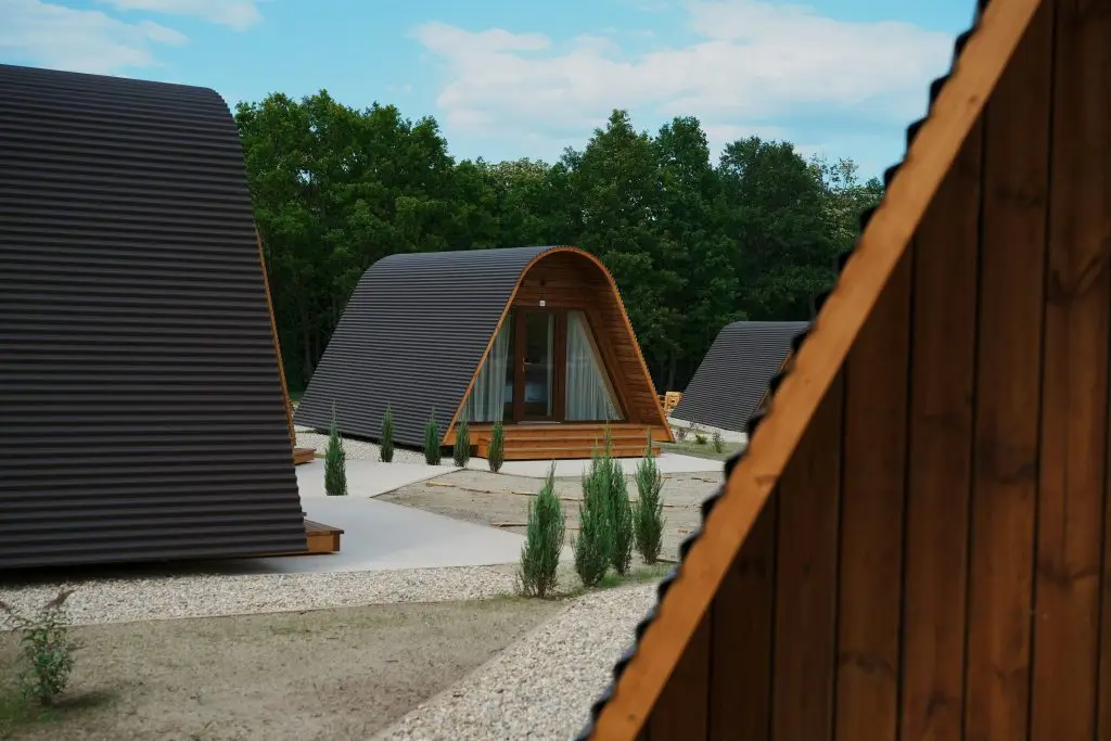 Căsuțele A-frame văzute de pe alee, în Tărâmul Cerbilor